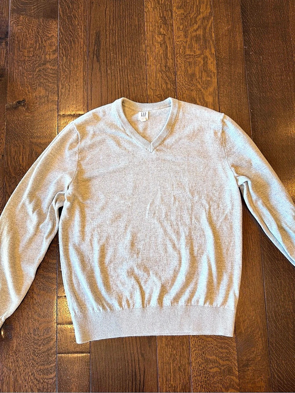 Gap V-Neck Sweater in Gray Size Large Like New
